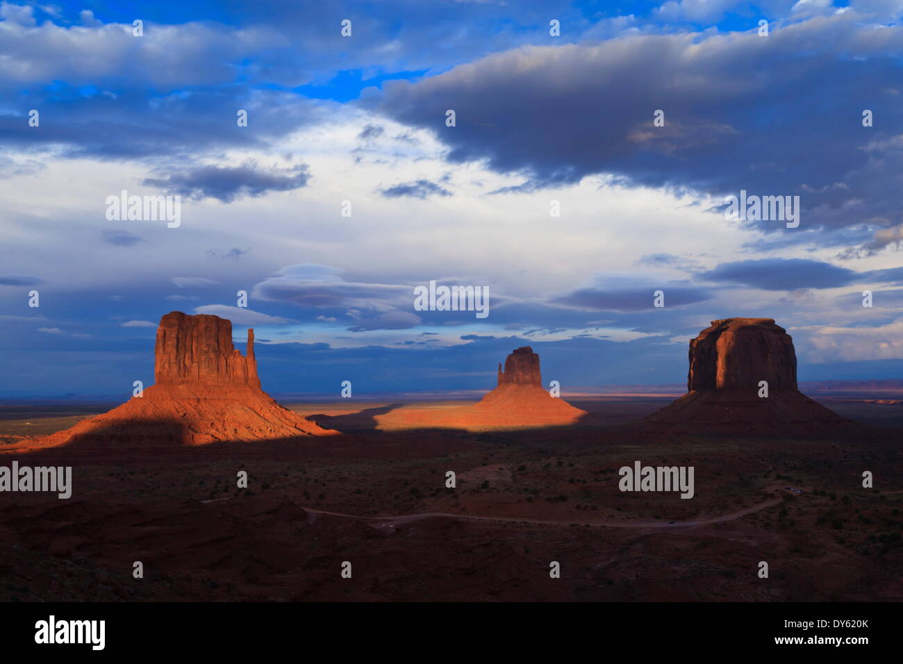 I guanti al crepuscolo gettato ombre lunghe, il parco tribale Navajo Monument Valley, Utah e Arizona border, STATI UNITI D'AMERICA Foto Stock