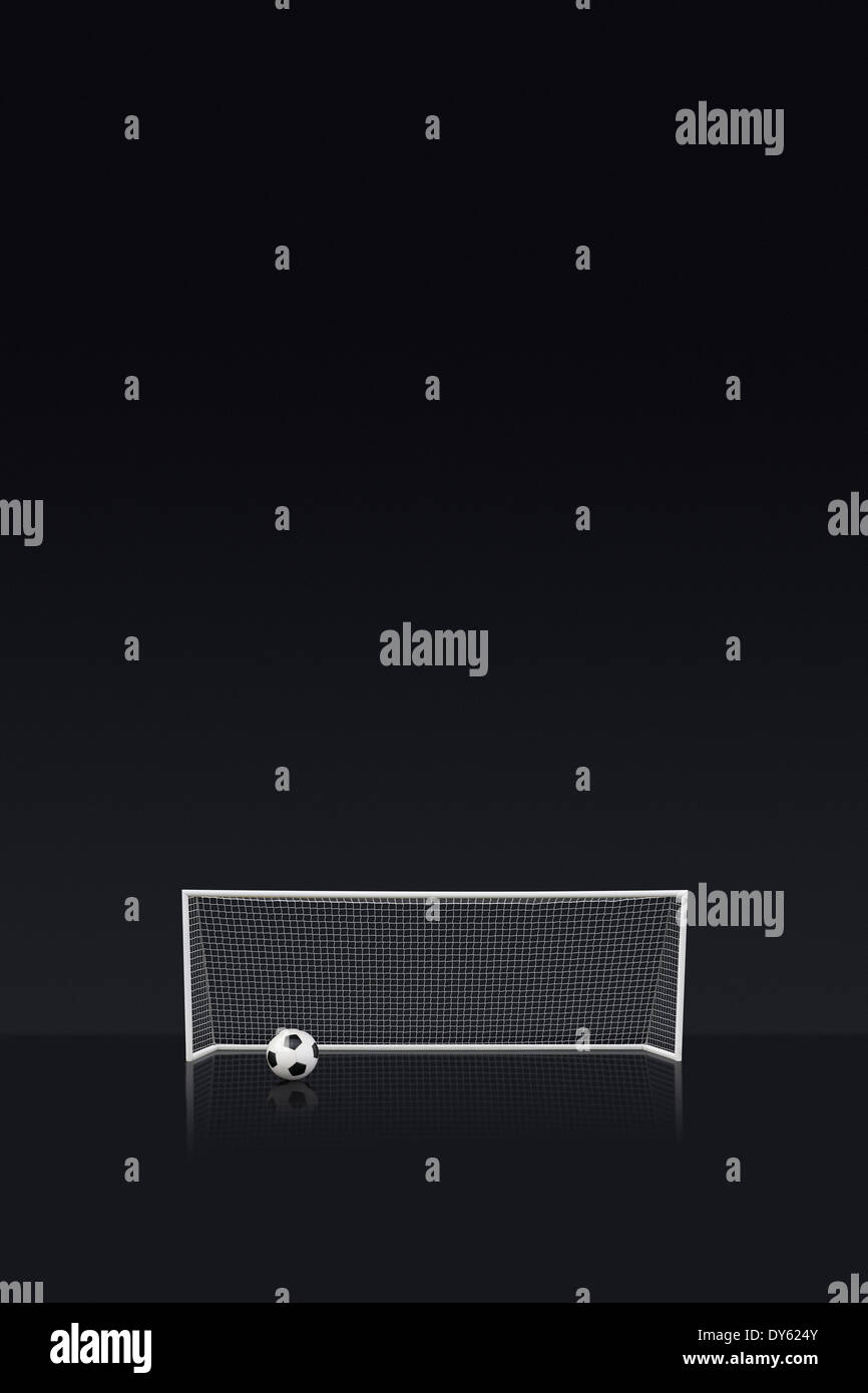 Obiettivo di calcio con un nero & bianco pelle calcio nella parte anteriore Foto Stock