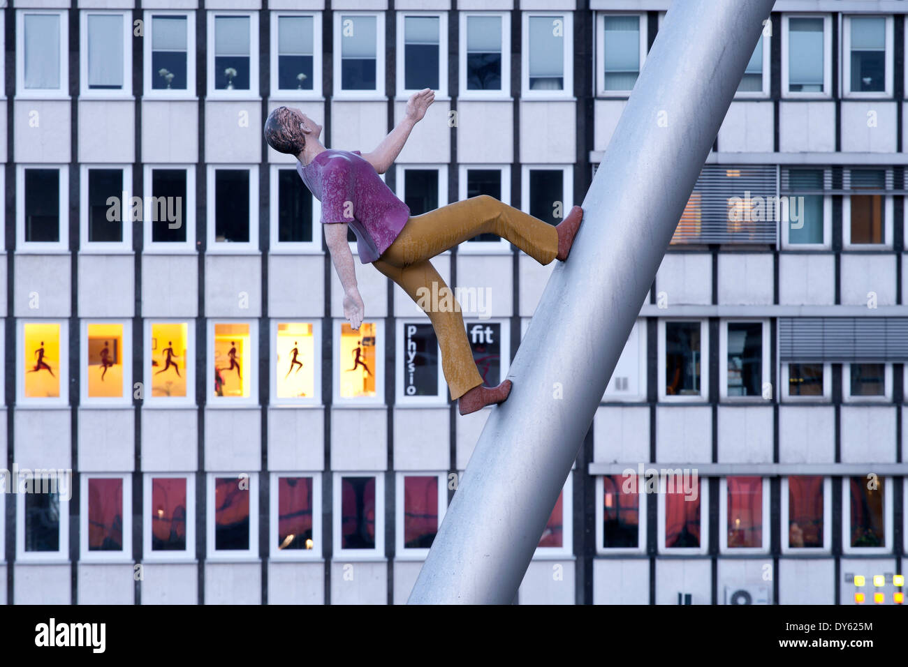 Opera d'arte Himmelsstuermer, uomo a camminare verso il cielo, realizzato per la Documenta IX nel 1992 da Jonathan Borofsky, nella stazione Foto Stock