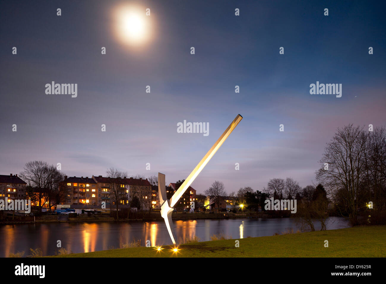 Lungo le rive del fiume Fulda con opera d'arte Spitzhacke di Claes Oldenburg, da Documenta 7 di Kassel, Hesse, Germania, Eur Foto Stock