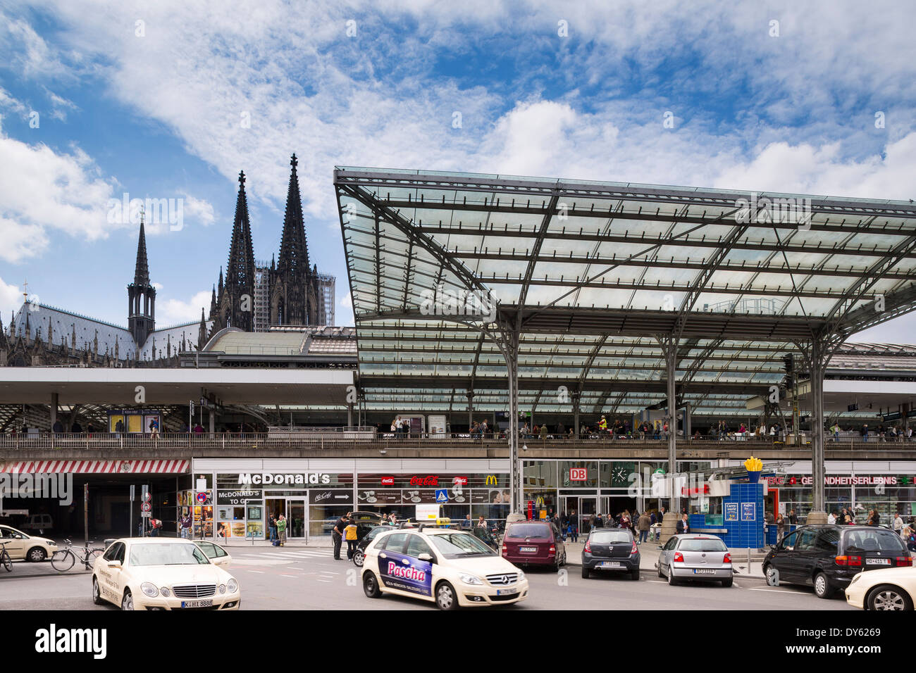 Vista del Koelner Dom e la stazione ferroviaria centrale di Colonia, Norh Rhine-Westfalia, Germania, Europa Foto Stock