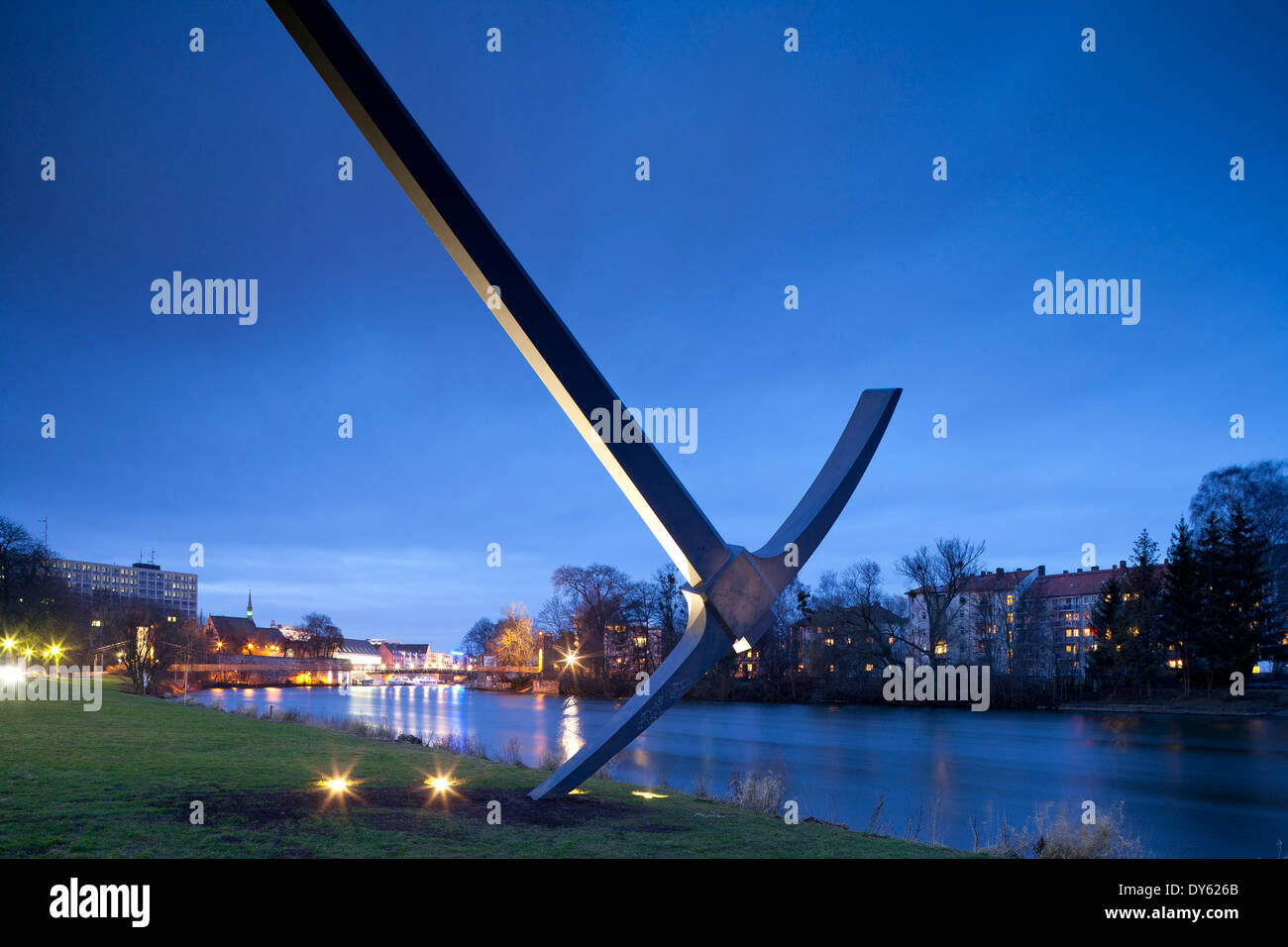 Lungo le rive del fiume Fulda con opera d'arte Spitzhacke di Claes Oldenburg, da Documenta 7 di Kassel, Hesse, Germania, Eur Foto Stock