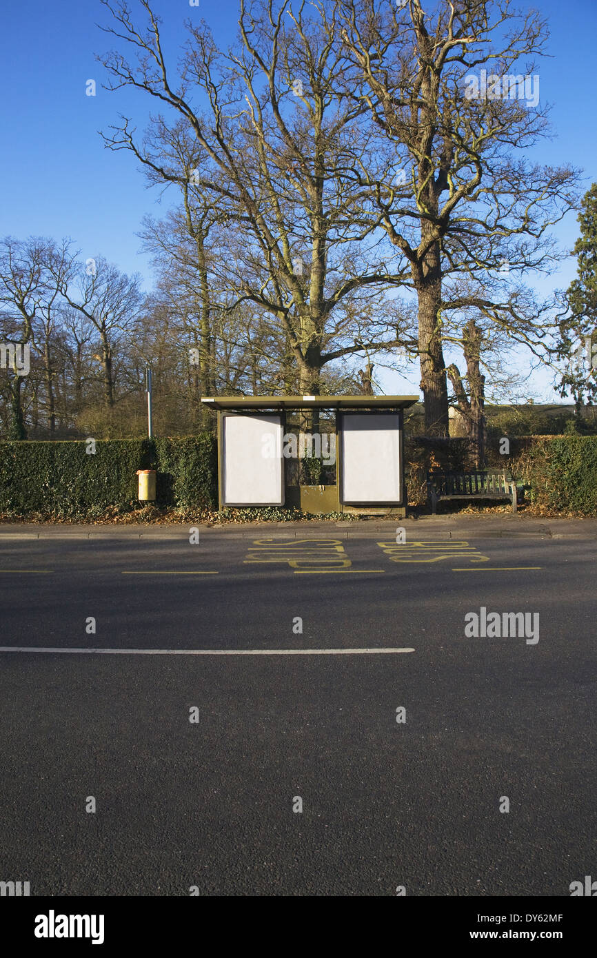 Rural fermata bus con vuoto lo spazio pubblicitario Foto Stock