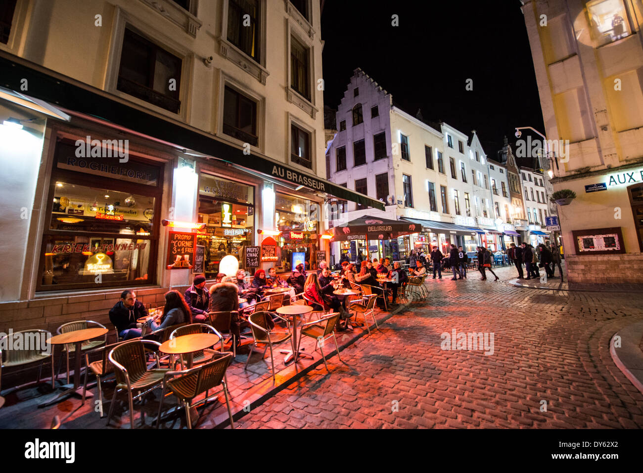 BRUXELLES, Belgio — Una strada acciottolata nel centro di Bruxelles di notte. Foto Stock