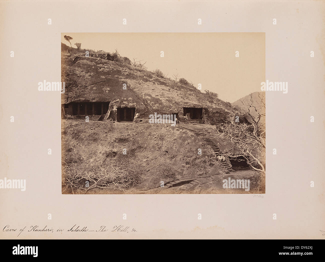 Le grotte di Kanheri a Salsette, in India, sono una serie di templi e monasteri buddisti scavati nella roccia. Questi antichi santuari, tra cui chaityas e viharas, sono significativi per il loro ruolo storico nello sviluppo del buddismo nella regione, servendo sia come luoghi di culto che come vita monastica. Foto Stock