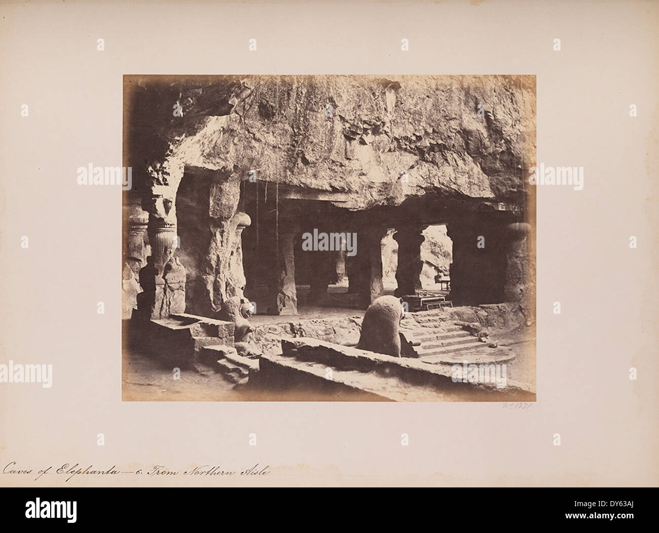 Le grotte di Elephanta, situate vicino a Mumbai, in India, sono famose per la loro architettura scavata nella roccia e le sculture indù. Questa grotta specifica, dalla navata settentrionale, ospita intricate raffigurazioni della setta indù Shaiva e del dio Shiva. Fa parte del patrimonio mondiale dell'UNESCO. Foto Stock