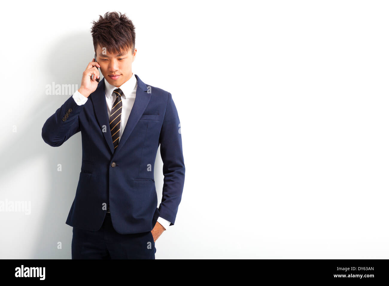 Giovane uomo utilizza lo smartphone per conversazione Foto Stock