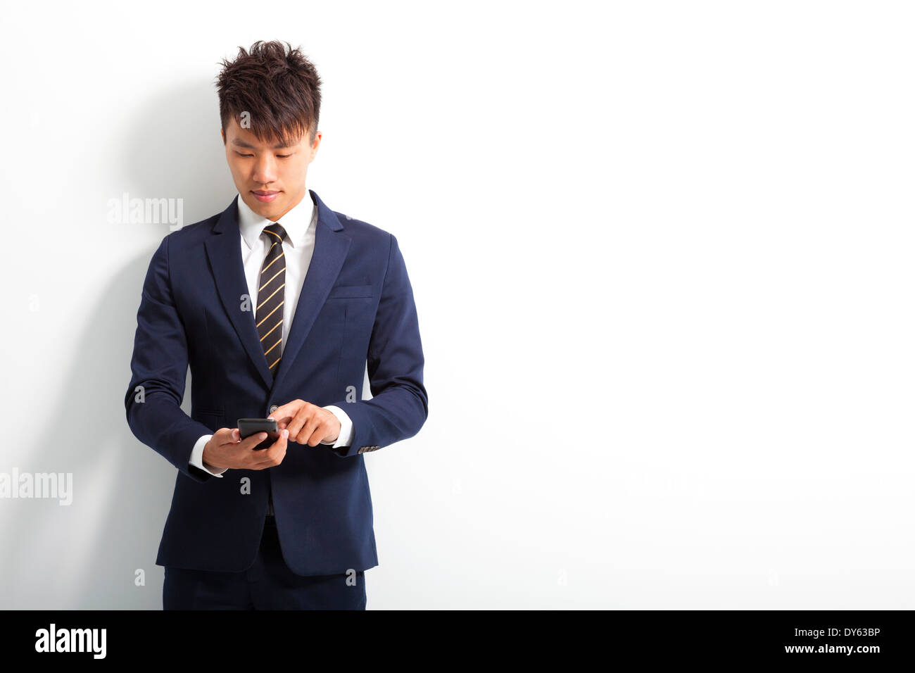 Sorridente giovane toccando lo smartphone Foto Stock