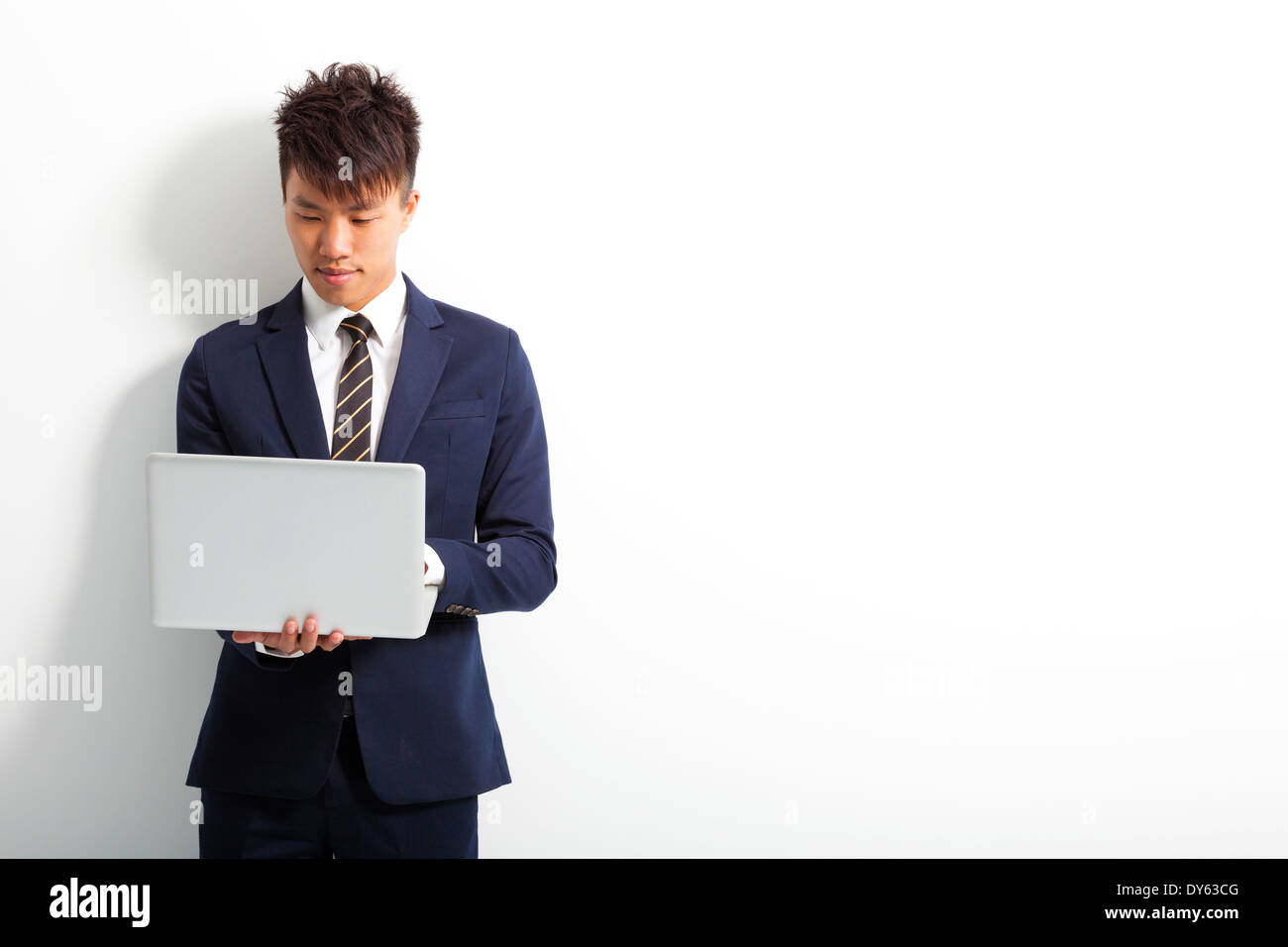 Asian business man con il computer portatile Foto Stock