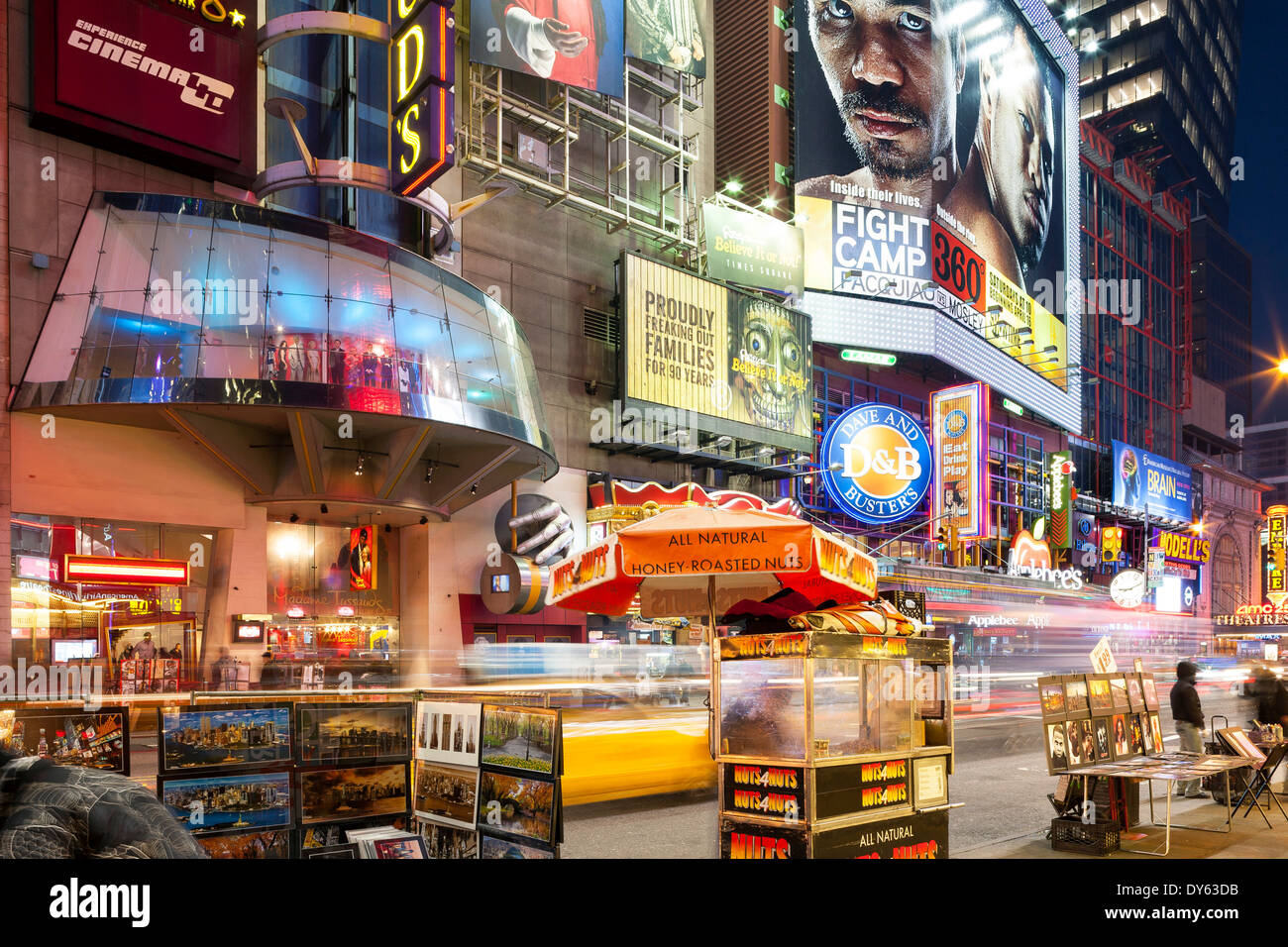 Una vista verso il basso 42nd Street, Midtown Manhattan, New York New York, America del Nord, STATI UNITI D'AMERICA Foto Stock