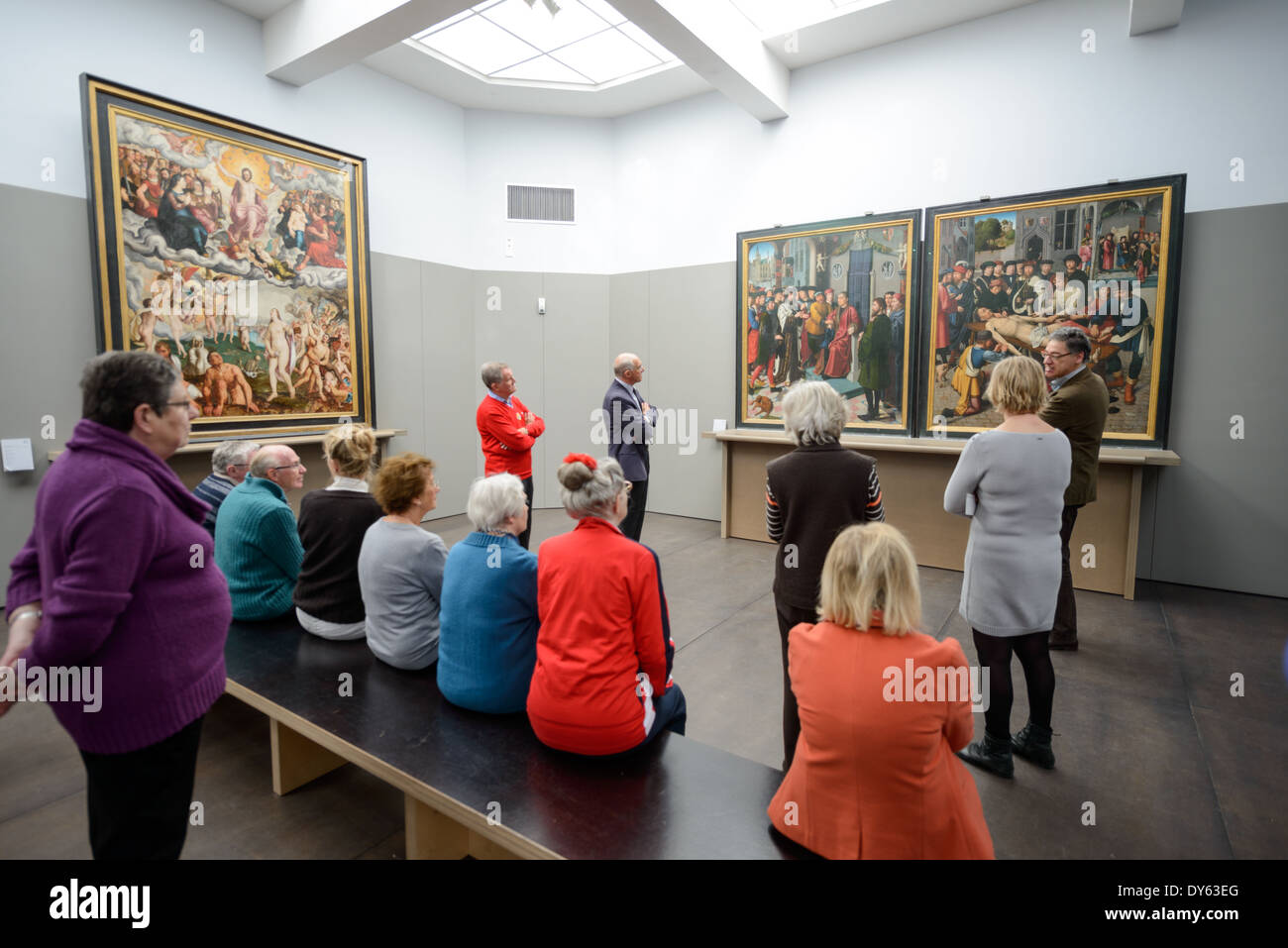 Groeningemuseum dipinti fiamminghi Bruges Belgio // BRUGES, Belgio — la rinomata collezione del Groeningemuseum espone capolavori della pittura fiamminga e belga, con particolare enfasi sulle opere del periodo primitivo fiammingo. Il museo ospita esempi significativi di arte medievale e rinascimentale che dimostrano l'evoluzione delle tradizioni pittoriche fiamminghe. Questa collezione rappresenta uno dei più importanti assemblaggi dell'arte medievale del Nord Europa. Foto Stock