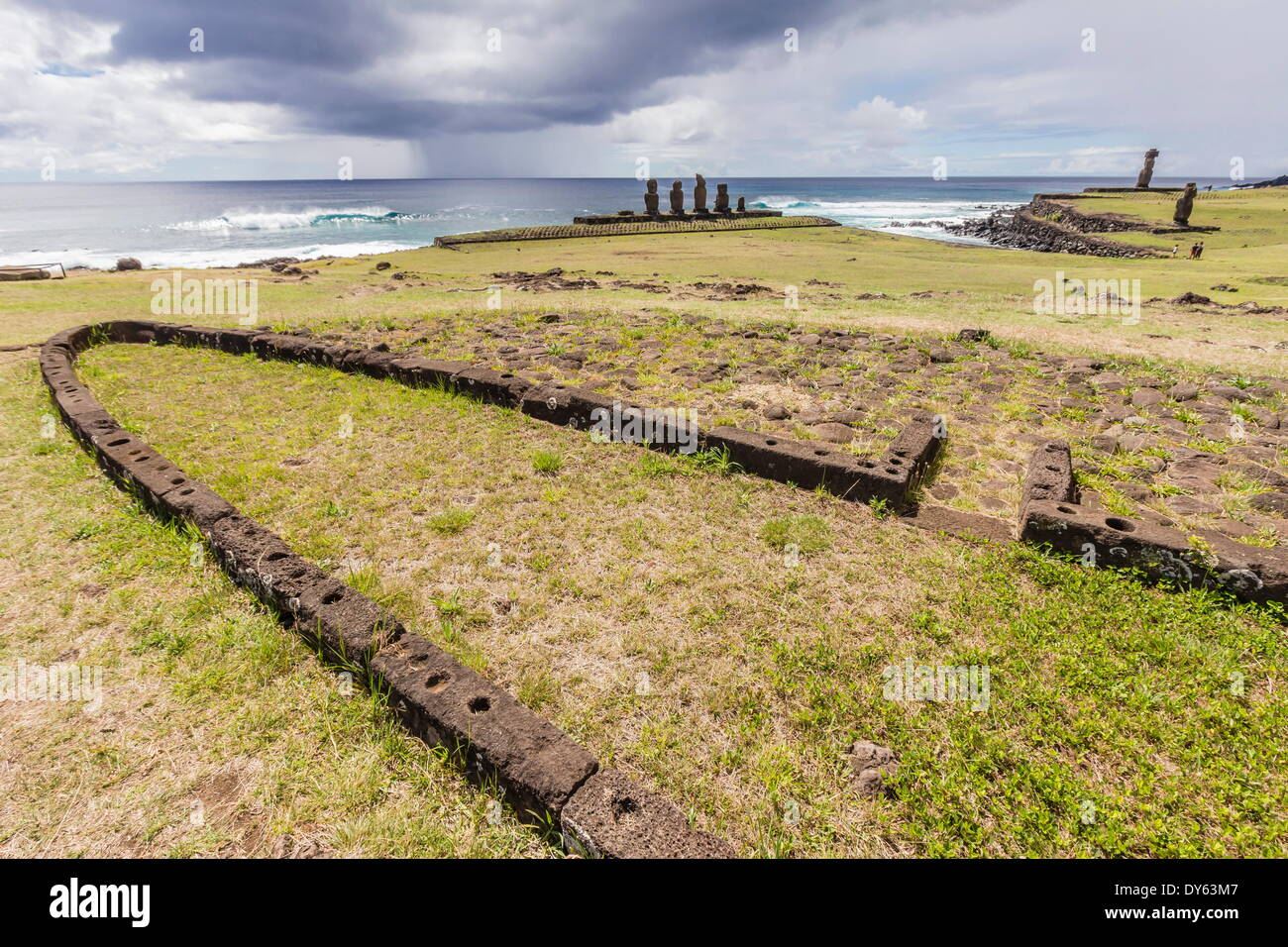 Fondazione della casa e sevem moai in Tahai zona archeologica sull'Isola di Pasqua (Rapa Nui), sito UNESCO, Cile Foto Stock