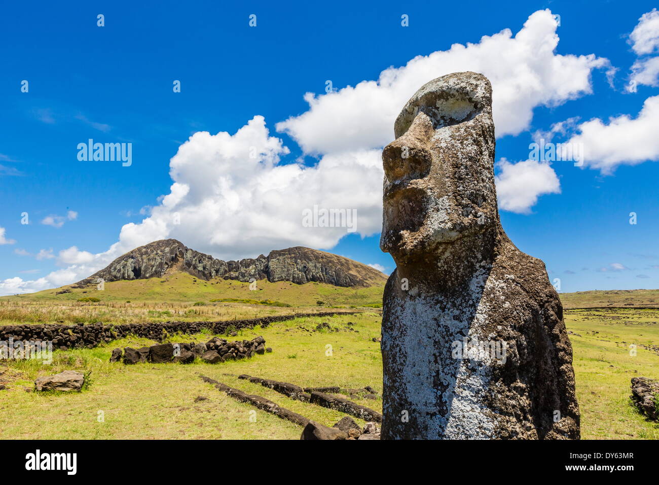 Moai statua custodisce l'ingresso al restaurato sito cerimoniale di Ahu Tongariki sull'Isola di Pasqua (Rapa Nui), sito UNESCO, Cile Foto Stock