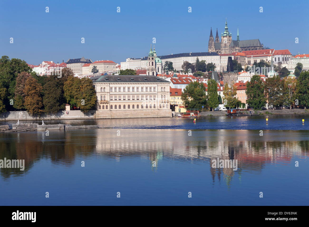 Vista sul Fiume Vltava al Quartiere del Castello con la Cattedrale di San Vito e il Palazzo Reale, Praga, Boemia, Repubblica Ceca Foto Stock