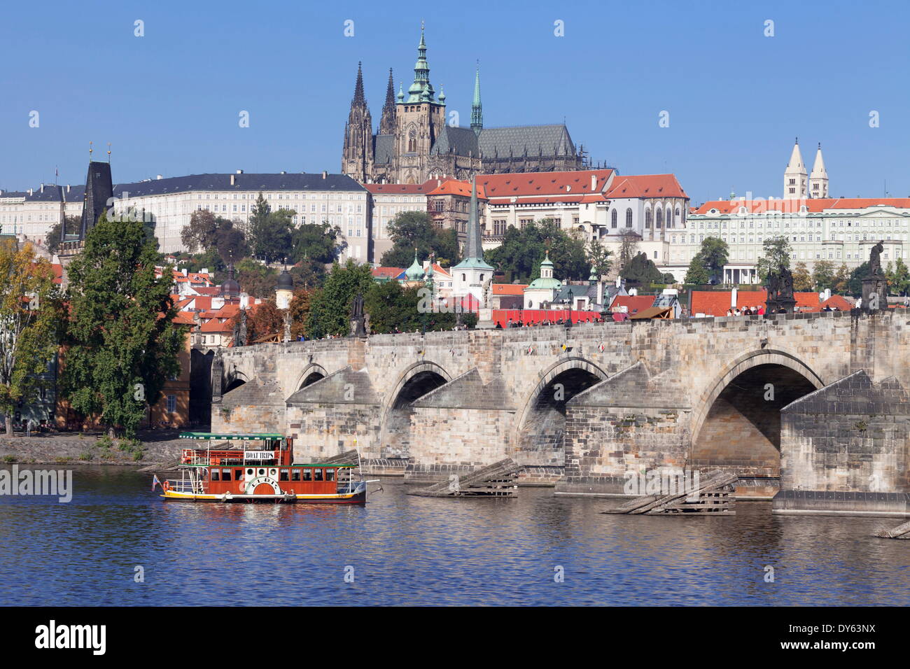 Vista del fiume Vltava con la barca per il Ponte Charles e il quartiere del Castello, sito UNESCO, Praga, Boemia, Repubblica Ceca Foto Stock