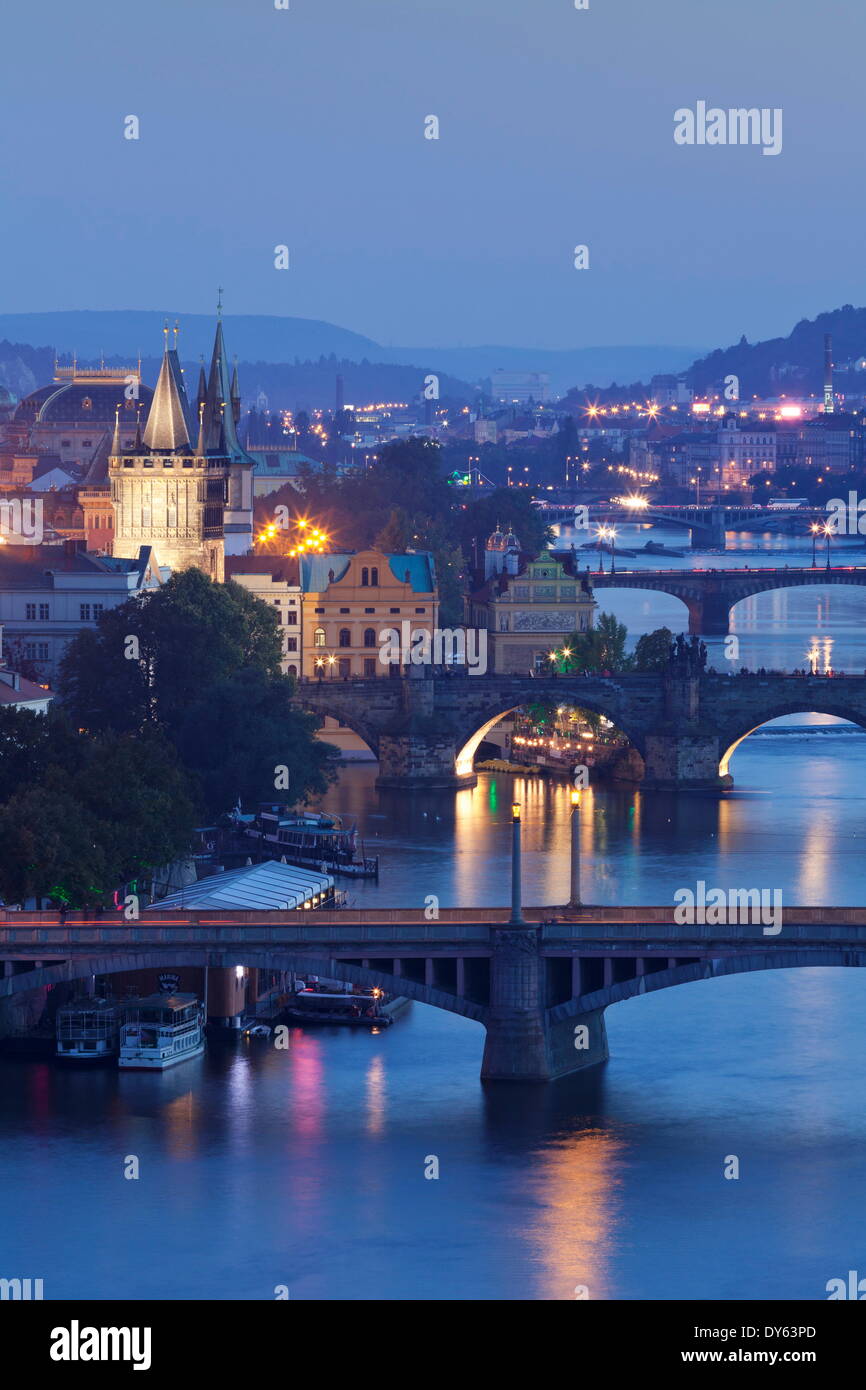 Il fiume Moldava con i ponti, il Ponte di Carlo e la Torre del Ponte della Città Vecchia, sito UNESCO, Praga, Boemia, Repubblica Ceca Foto Stock