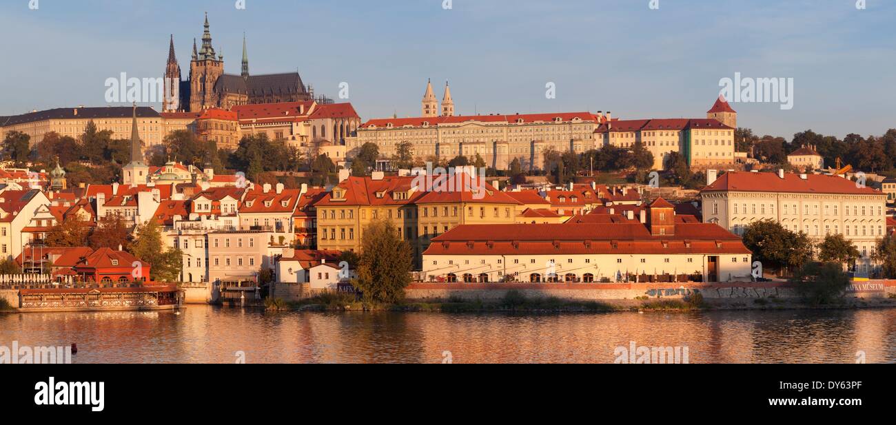 Vista sul Fiume Vltava al Quartiere del Castello con la Cattedrale di San Vito e il Palazzo Reale, sito UNESCO, Praga, Repubblica Ceca Foto Stock