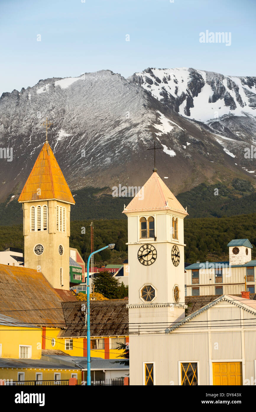 Arti marziali mountain range in alba la luce nella città di Ushuaia che è la capitale di Tierra del Fuego in Argentina Foto Stock