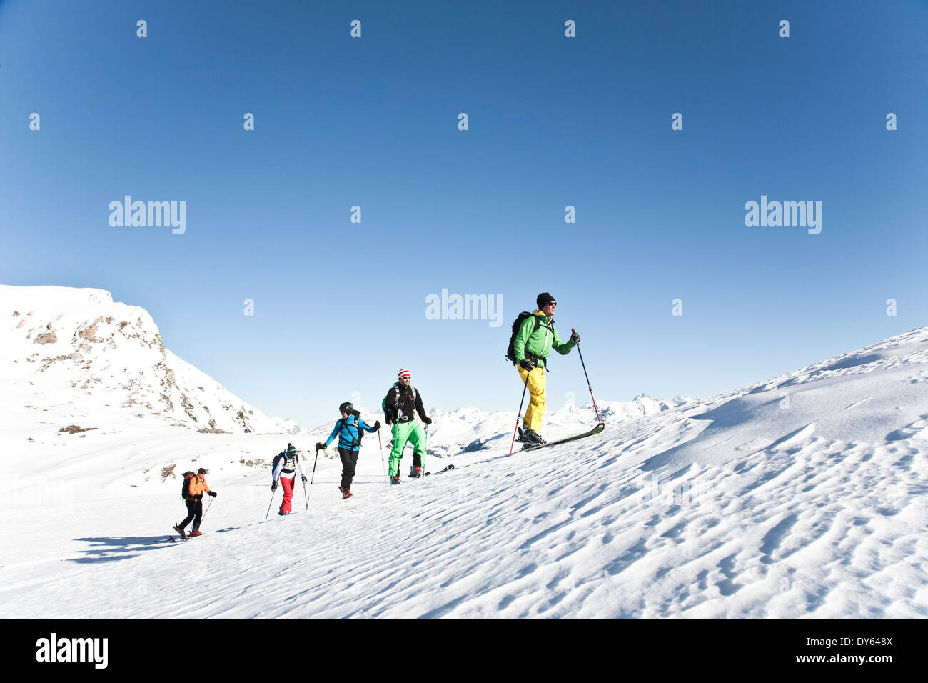 Gruppo di ski tourer ascendente, Zinal, Anniviers, Canton Vallese, Svizzera Foto Stock