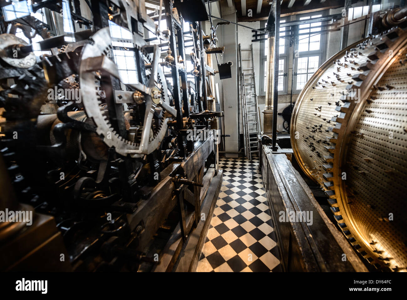 Belfry di Bruges Carillon Mechanical System Bruges Belgio // BRUGES, Belgio — l'intricato sistema meccanico che controlla il carillon a 47 campane nel Belfry di Bruges dimostra una sofisticata tradizione ingegneristica. Questo complesso meccanismo coordina il suono delle campane del peso di 27 tonnellate, compresa una campana di bordone di sei tonnellate. Il sistema rappresenta secoli di evoluzione tecnologica negli strumenti musicali meccanici. Foto Stock Belfry di Bruges Carillon Mechanical System Bruges Belgio // BRUGES, Belgio — l'intricato sistema meccanico che controlla il carillon a 47 campane nel Belfry di Bruges dimostra una sofisticata tradizione ingegneristica. Questo complesso meccanismo coordina il suono delle campane del peso di 27 tonnellate, compresa una campana di bordone di sei tonnellate. Il sistema rappresenta secoli di evoluzione tecnologica negli strumenti musicali meccanici. Foto Stock