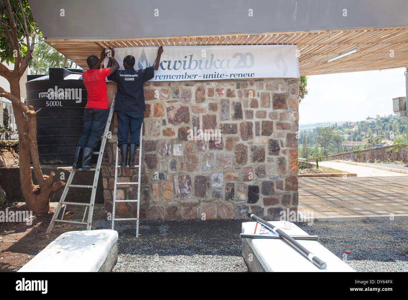 A Kigali, Ruanda. Il 6 aprile 2014. Personale di Kigali Genocide Memorial Centre appendere un banner di preparare per la nationwide 'Kwibuka' ricordo che celebrava il ventesimo anniversario del genocidio contro i tutsi. Durante i circa 100-giorno periodo dal 7 aprile 1994 fino a metà luglio, un importo stimato di 500.000 1.000.000 ruandesi sono stati uccisi, costituente tanto quanto il 20% della popolazione totale del paese e 70% dei Tutsi allora viventi in Ruanda. Credito: Tom Patano/Alamy Live News Foto Stock
