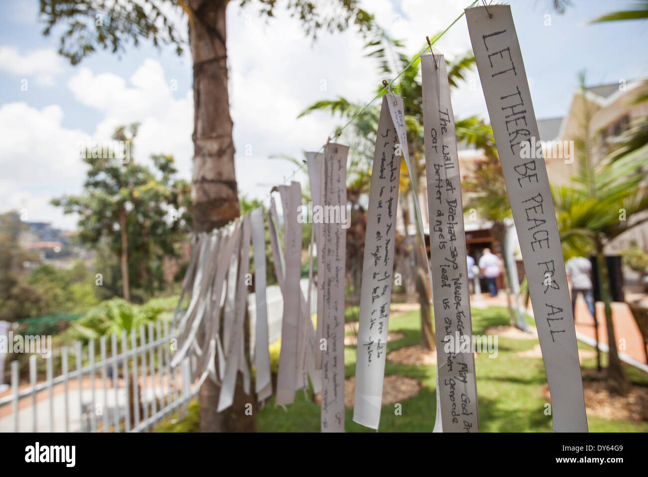 A Kigali, Ruanda. Il 6 aprile 2014. Messaggi scritti su nastri appesi al di fuori del Kigali Genocide Memorial Centre. Questa settimana segna il ventesimo anniversario del genocidio contro i tutsi. Durante i circa 100-giorno periodo dal 7 aprile 1994 fino a metà luglio, un importo stimato di 500.000 1.000.000 ruandesi sono stati uccisi, costituente tanto quanto il 20% della popolazione totale del paese e 70% dei Tutsi allora viventi in Ruanda. Credito: Tom Patano/Alamy Live News Foto Stock