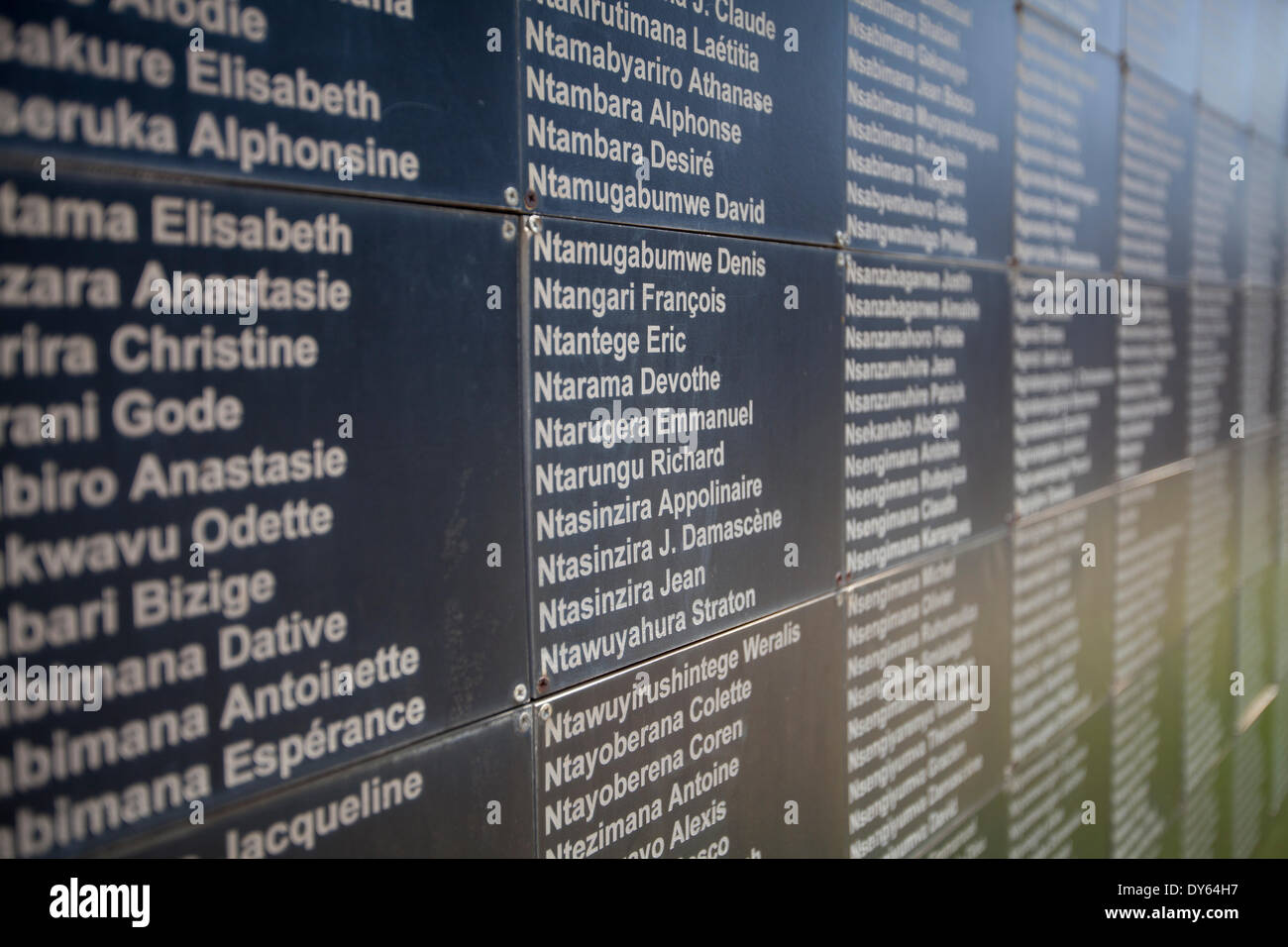 A Kigali, Ruanda. Il 6 aprile 2014. Una parete di ricordo al di fuori del Kigali Genocide Memorial Centre con alcuni dei nomi di persone uccise presso il sito durante il genocidio contro i tutsi. Questa settimana segna il ventesimo anniversario del genocidio. Durante i circa 100-giorno periodo dal 7 aprile 1994 fino a metà luglio, un importo stimato di 500.000 1.000.000 ruandesi sono stati uccisi, costituente tanto quanto il 20% della popolazione totale del paese e 70% dei Tutsi allora viventi in Ruanda. Foto Stock