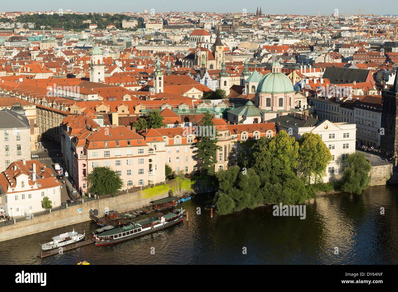 Vista in elevazione sopra la città di Praga Repubblica Ceca, Europa Foto Stock
