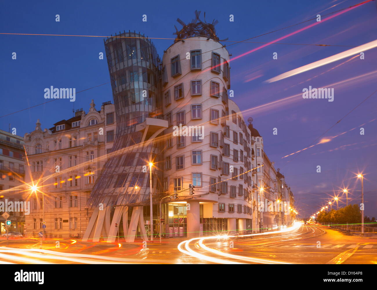 La Casa Danzante (Ginger e Fred) di Frank Gehry, di notte, Praga, Repubblica Ceca, Europa Foto Stock