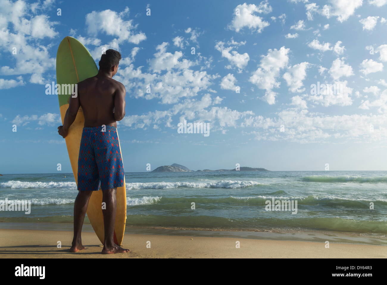 Giovane uomo con la tavola da surf, Rio de Janeiro, Brasile, Sud America Foto Stock