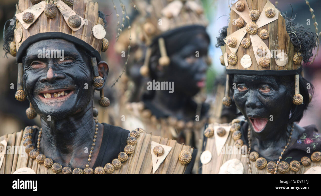 Funny vecchia coppia con sbavature di facce, Ati Atihan Festival, Kalibo, Aklan, Western Visayas Regione, Panay Island, Filippine Foto Stock