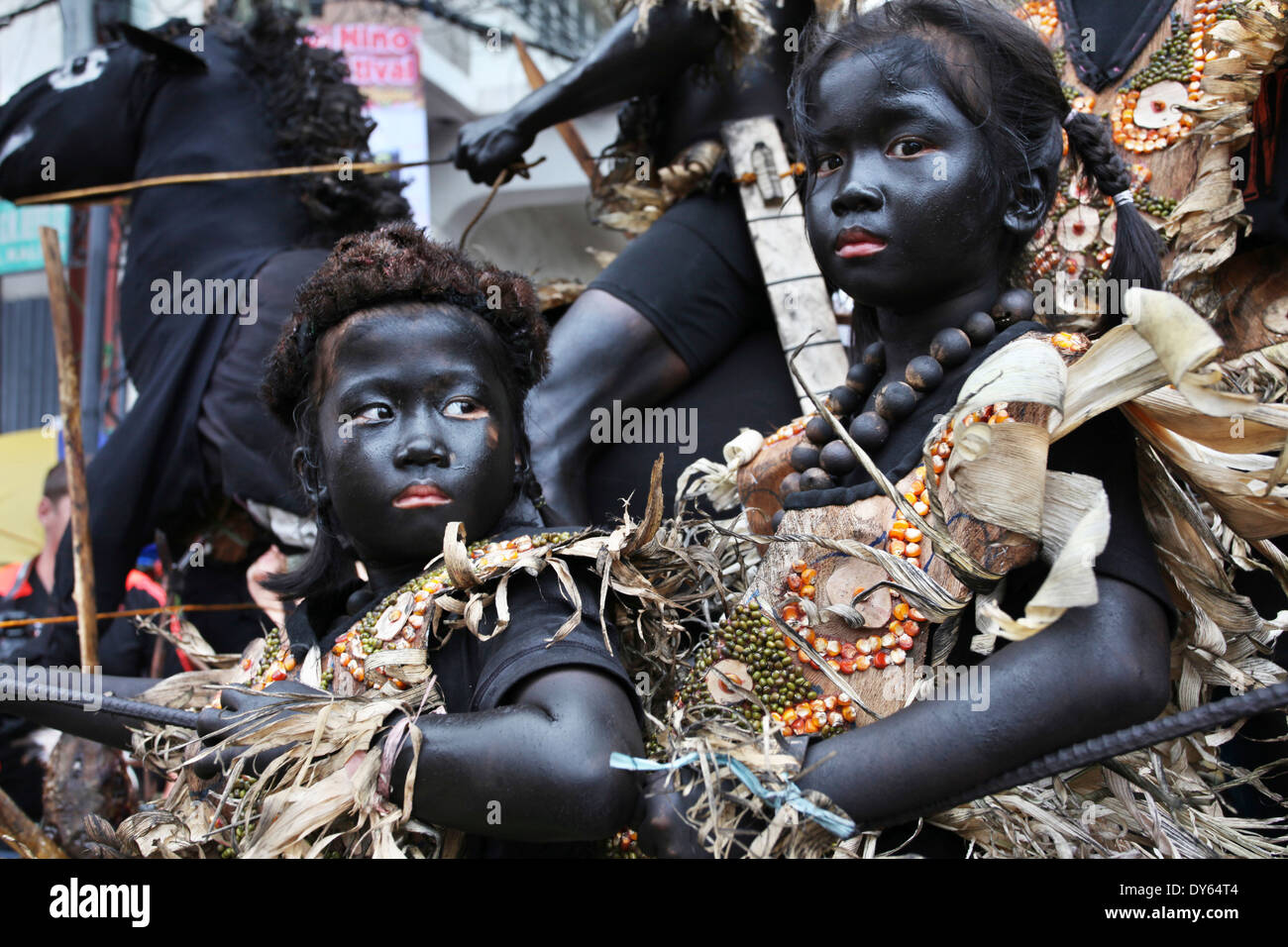 I bambini con il nero cosparso di facce e Ati Atihan Festival, Kalibo, Aklan, Western Visayas Regione, Panay Island, Filippine Foto Stock