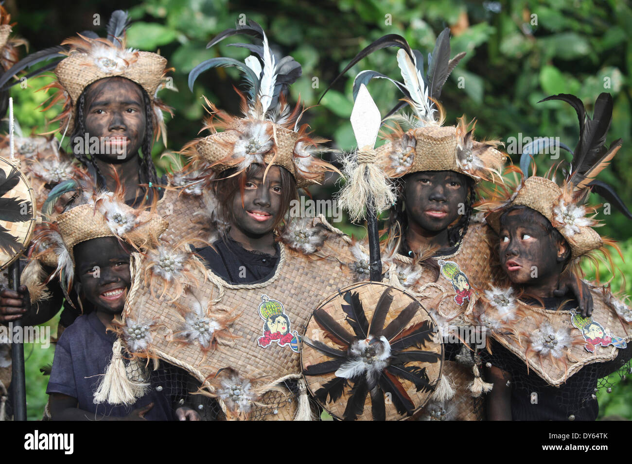 I bambini con il nero cosparso di facce e Ati Atihan Festival, Kalibo, Aklan, Western Visayas Regione, Panay Island, Filippine Foto Stock