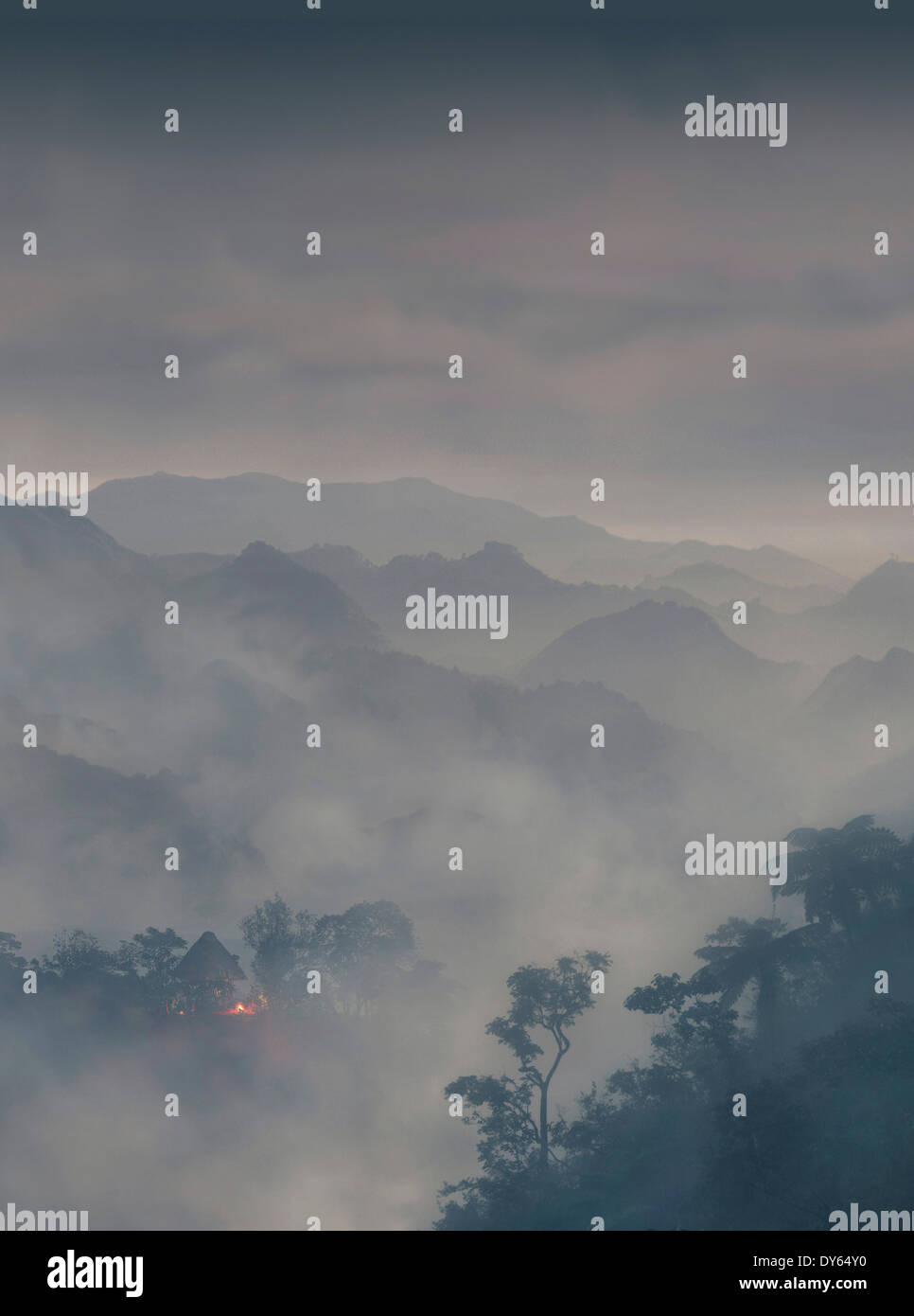 Capanna etniche e velatura su una montagna, Banaue, Ifugao, Filippine, Asia Foto Stock