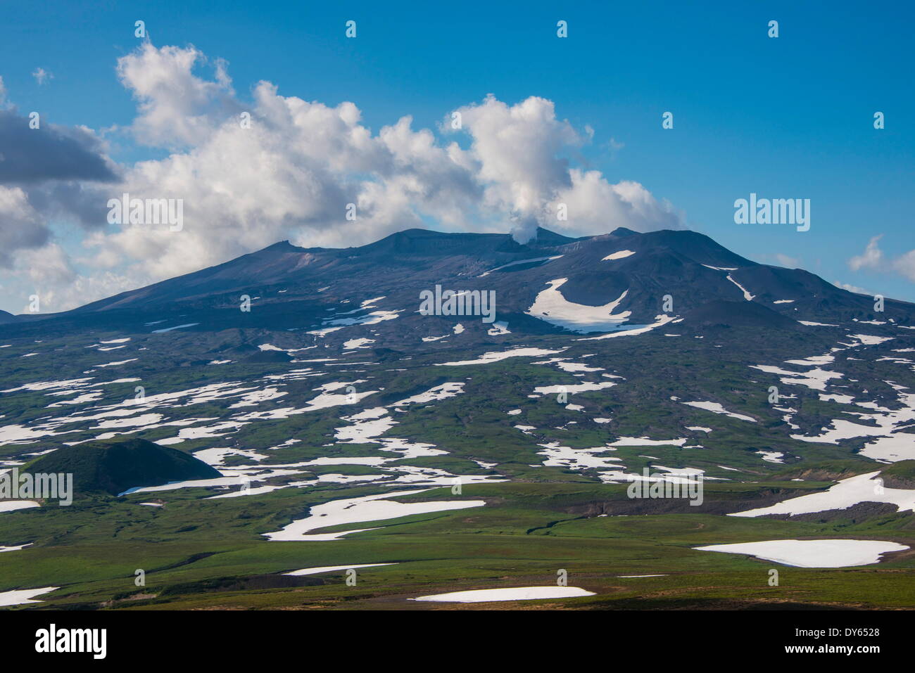 Il fumo del vulcano Gorely, Kamchatka, Russia, Eurasia Foto Stock