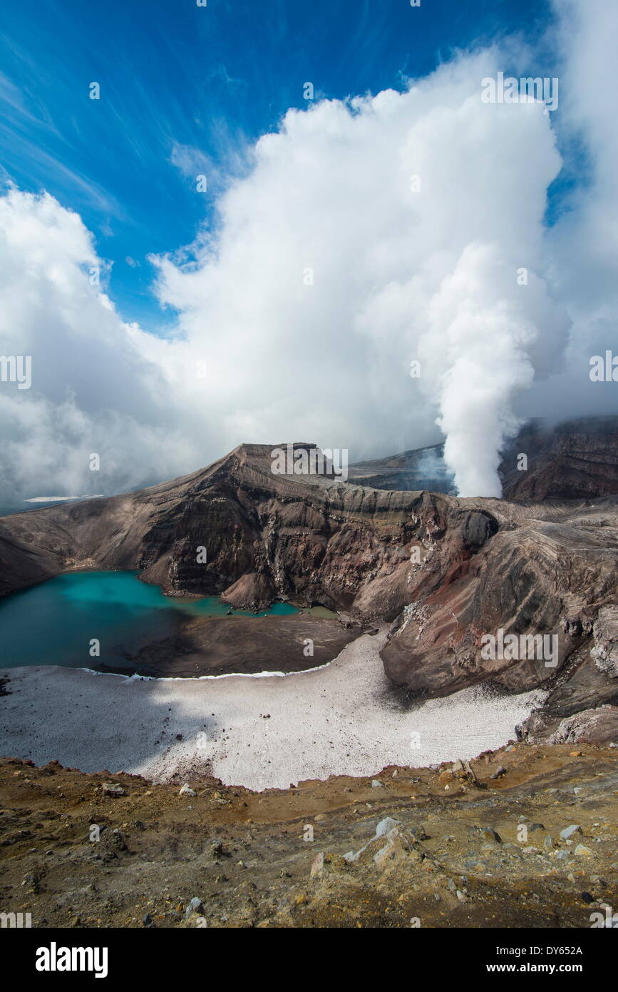 Fumarola per la cottura a vapore sul vulcano Gorely, Kamchatka, Russia, Eurasia Foto Stock
