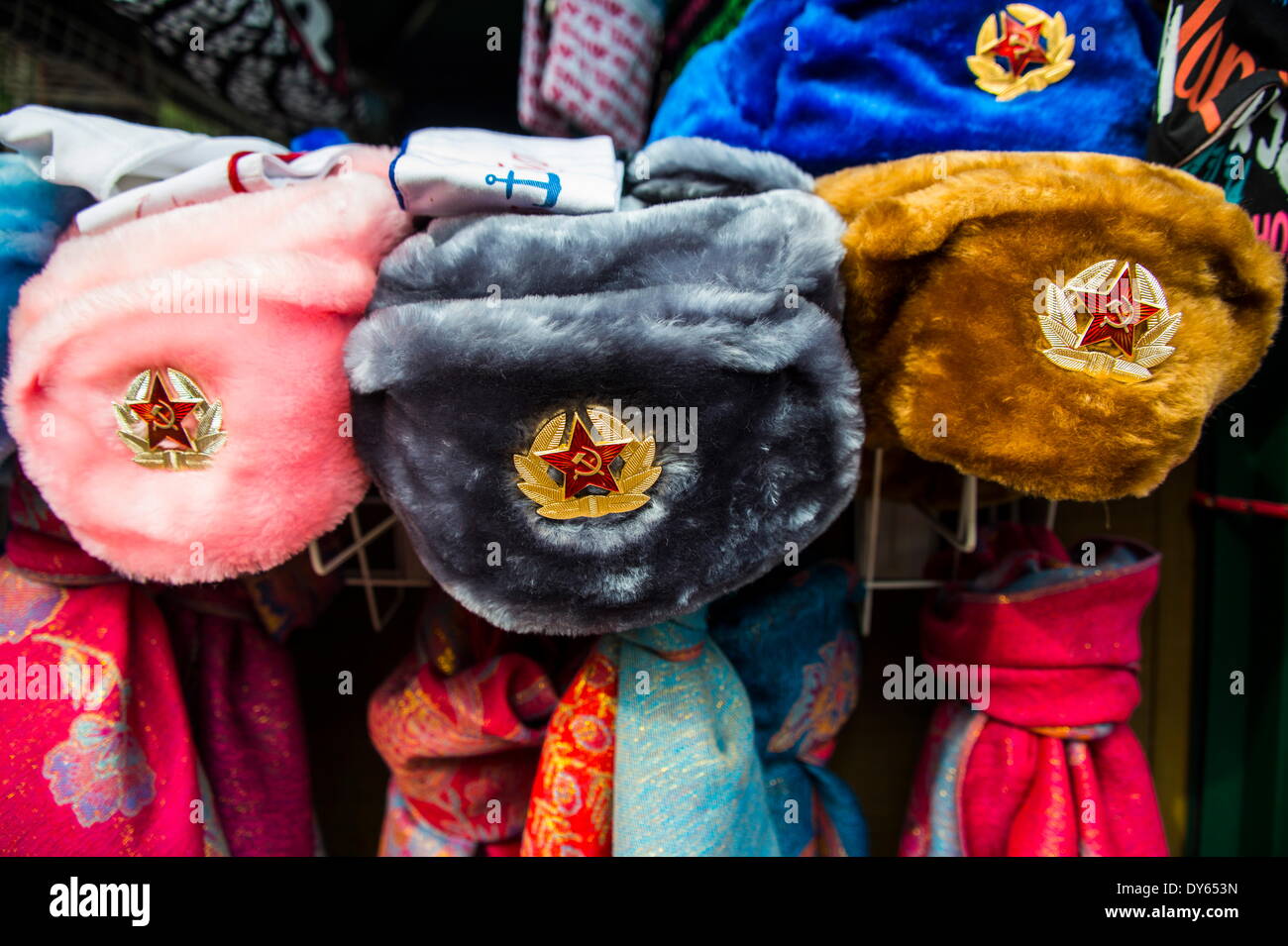 Sovietica cappelli di pelliccia per la vendita a Peterhof (Petrodvorets), San Pietroburgo, Russia, Europa Foto Stock