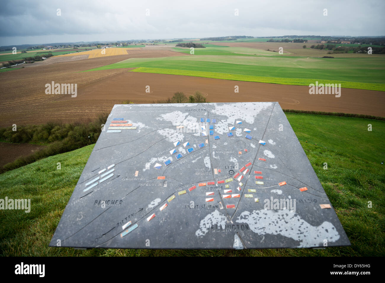 Battle of Waterloo Mappa e paesaggio Waterloo Belgio // WATERLOO, Belgio — Vista combinata che mostra una mappa dettagliata della battaglia di Waterloo, accanto alla moderna vista panoramica dal tumulo del Leone (Butte du Lion). La mappa storica illustra le posizioni strategiche delle forze alleate di Wellington e dell'esercito francese di Napoleone durante la decisiva battaglia del 18 giugno 1815. La vista sul campo di battaglia mostra come la topografia del paesaggio abbia influenzato il risultato della battaglia. Foto Stock