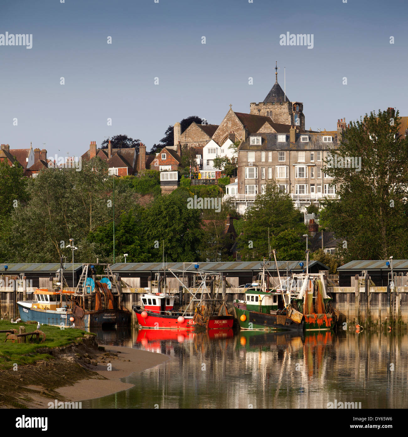 East Sussex, segale, barche da pesca ormeggiato sul fiume Rother Quay al di sotto di città Foto Stock