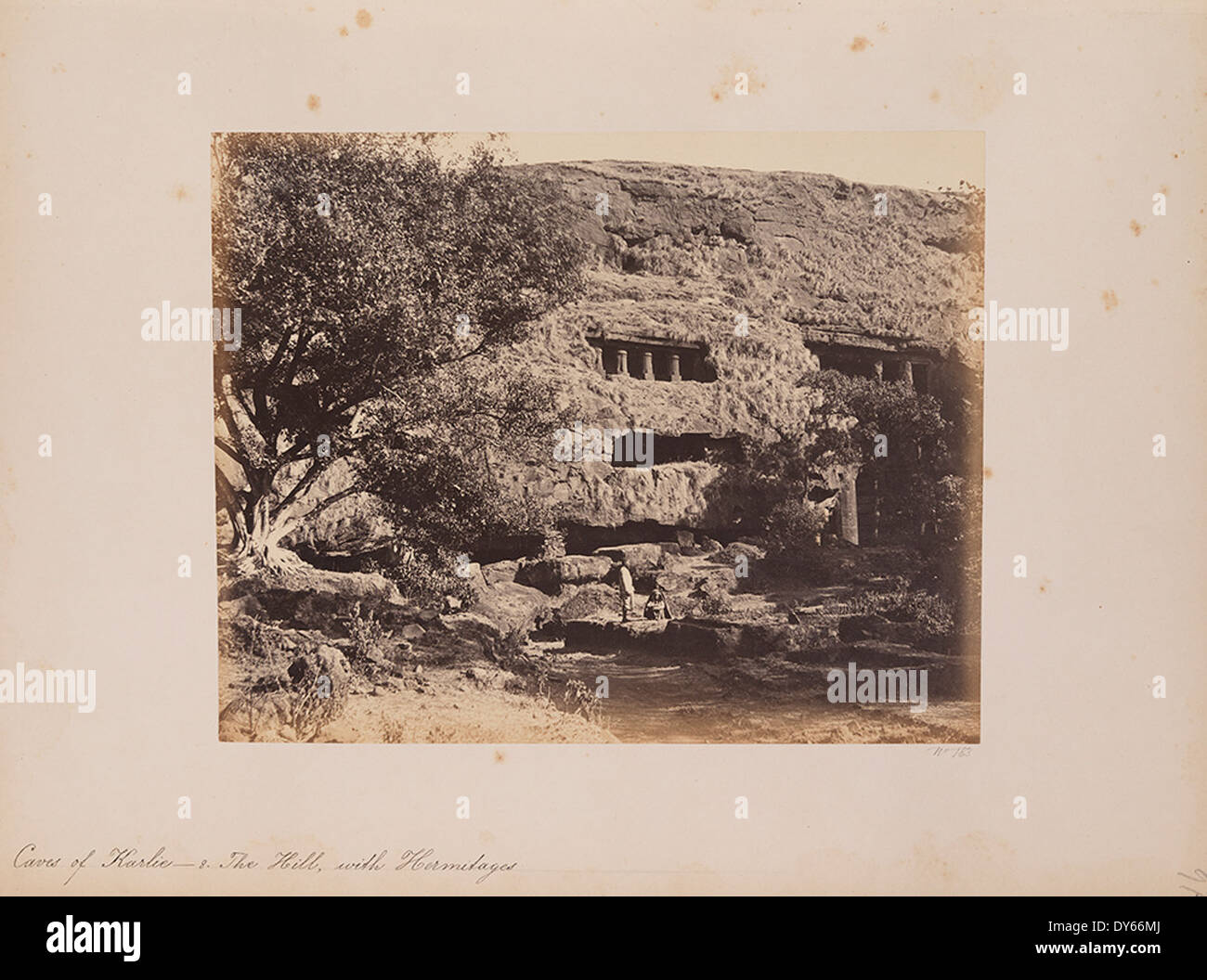 Le grotte di Karla, situate in India, sono un complesso di strutture buddhiste scavate nella roccia, tra cui monasteri ed eremi. Queste grotte, note per i loro viharas, sono importanti siti storici e religiosi. Foto Stock