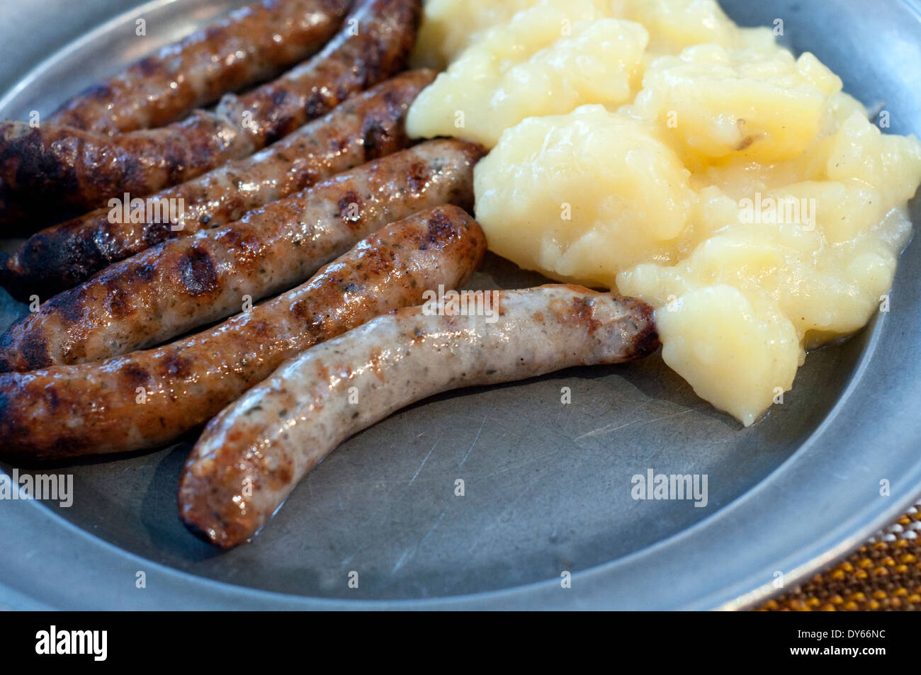In Germania, in Baviera, Norimberga, ristorante, piccola Bratwursts Norimberga con insalata di patate su una piastra in peltro Foto Stock