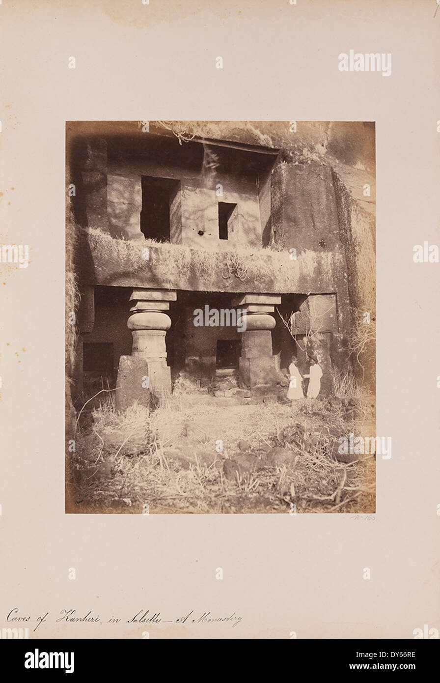 Le grotte di Kanheri a Salsette, in India, sono un antico complesso monastico buddista, caratterizzato da templi e viharas (abitazioni monastiche). Queste grotte, scavate nella roccia, servivano come centri di meditazione e culto. Rimangono un sito importante per il patrimonio e la storia buddisti. Foto Stock