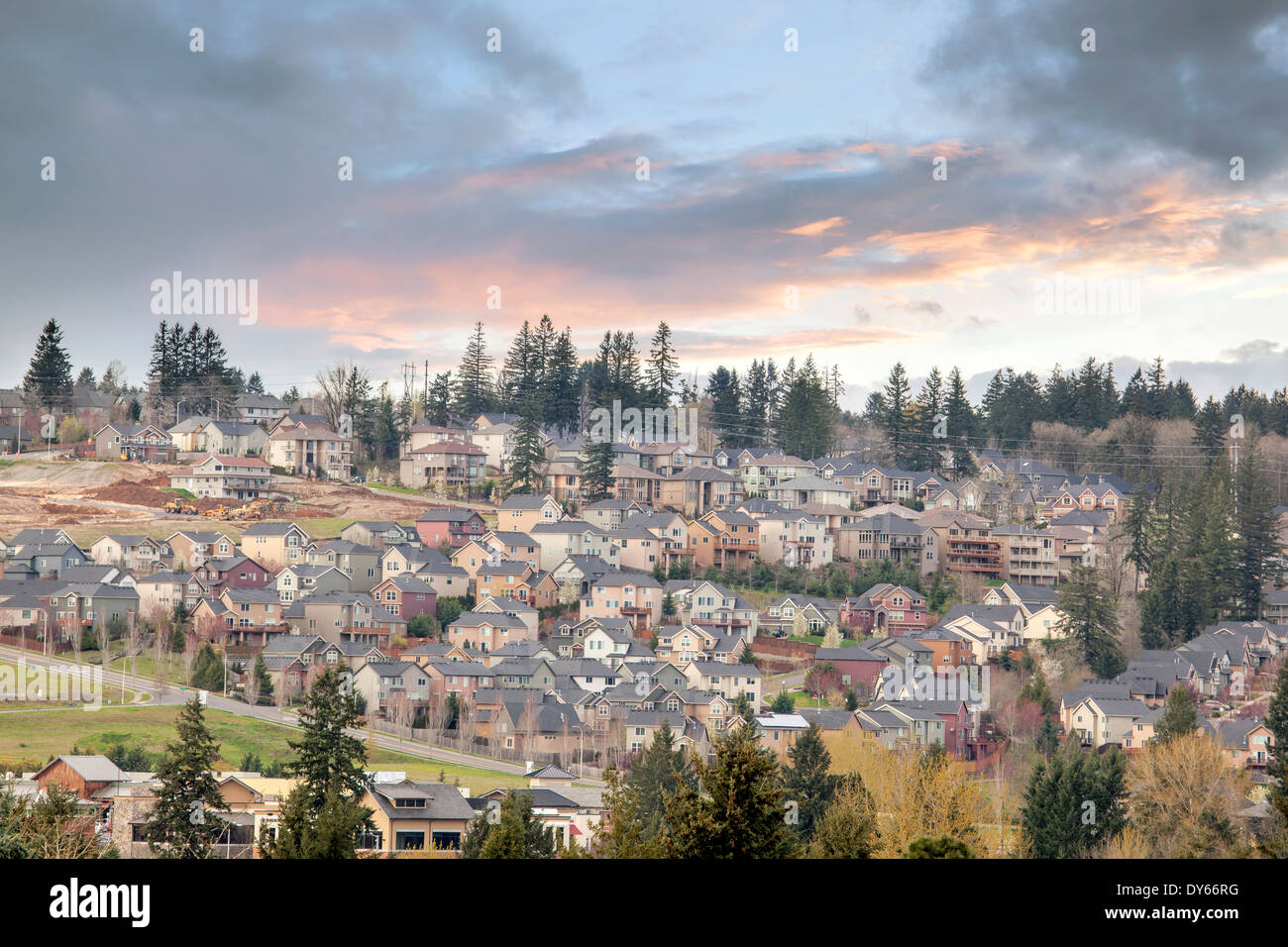 Nuvoloso Tramonto su Stati Uniti d'America Nord America residenziale suburbana nuova suddivisione in Happy Valley Oregon Foto Stock