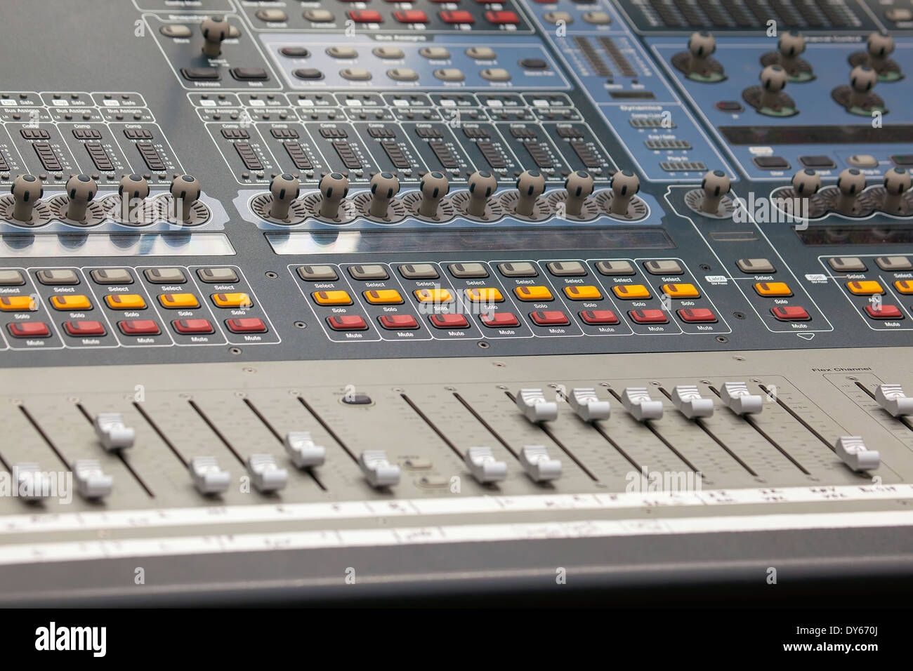 Digital Sound console di mixaggio per live performance sul palco e il controllo di uno strumento musicale e microfoni Closeup Foto Stock