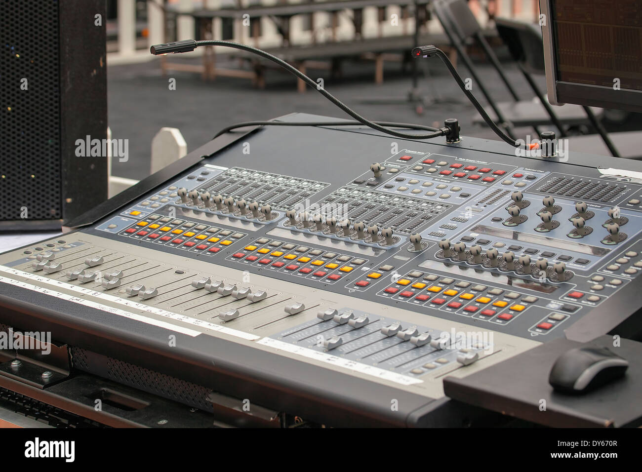 Digital Sound console di mixaggio per live performance sul palco e il controllo di uno strumento musicale e microfoni Foto Stock
