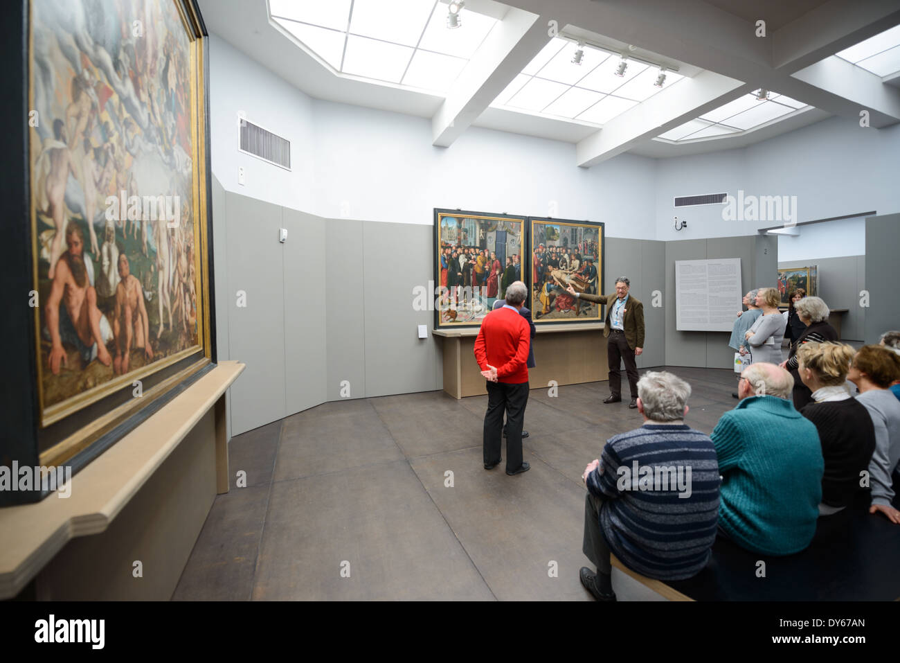 Groeningemuseum Flemish Art Collection Bruges Belgio // BRUGES, Belgio — la rinomata collezione del Groeningemuseum espone capolavori della pittura fiamminga e belga, con particolare enfasi sulle opere del periodo primitivo fiammingo. Il museo ospita esempi significativi di arte medievale e rinascimentale che dimostrano l'evoluzione delle tradizioni pittoriche fiamminghe. Questa collezione rappresenta uno dei più importanti assemblaggi dell'arte medievale del Nord Europa. Foto Stock