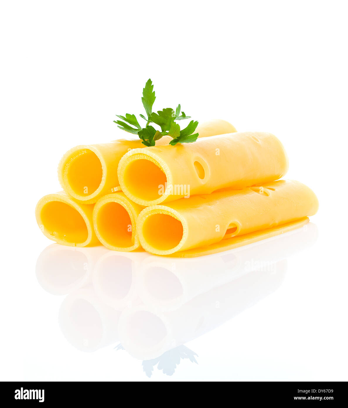 Le fette di formaggio su sfondo bianco Foto Stock