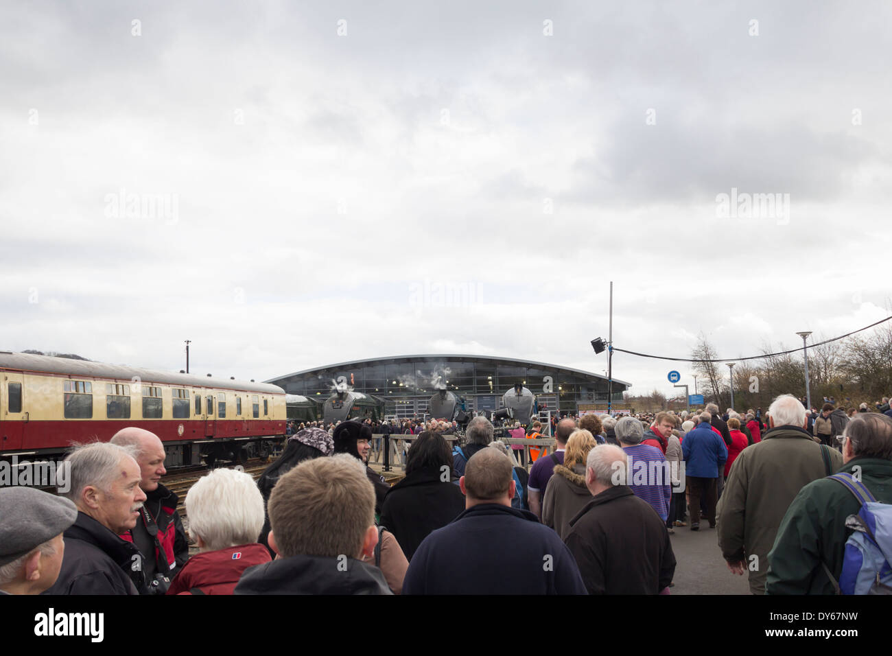 Coda di Steam Railway appassionati presso il Museo nazionale delle ferrovie, Shildon, per l'A4 Pacifics 'Grande addio' esposizione. Foto Stock
