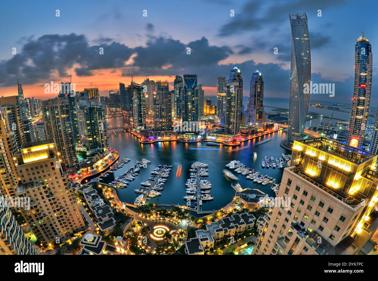 Nuovo o di Dubai Dubai Marina di sera Foto Stock
