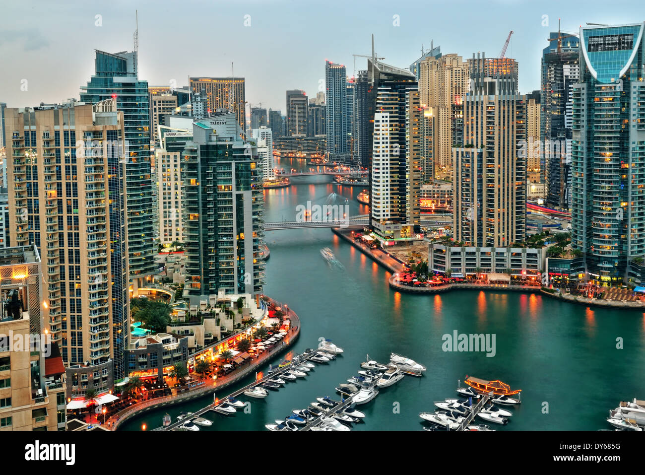 Nuovo o di Dubai Dubai Marina di sera Foto Stock